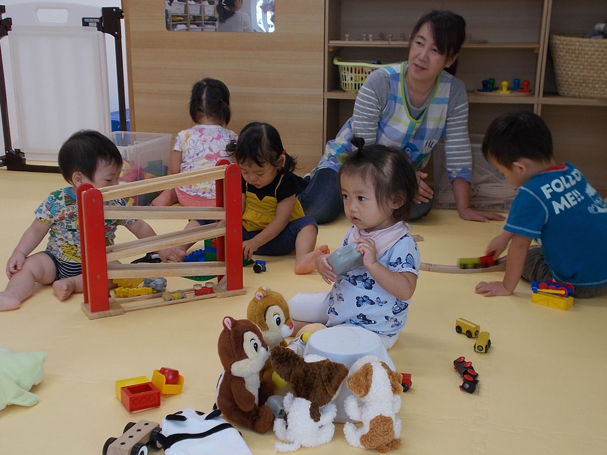 保育の様子（異年齢一緒に自由遊び）