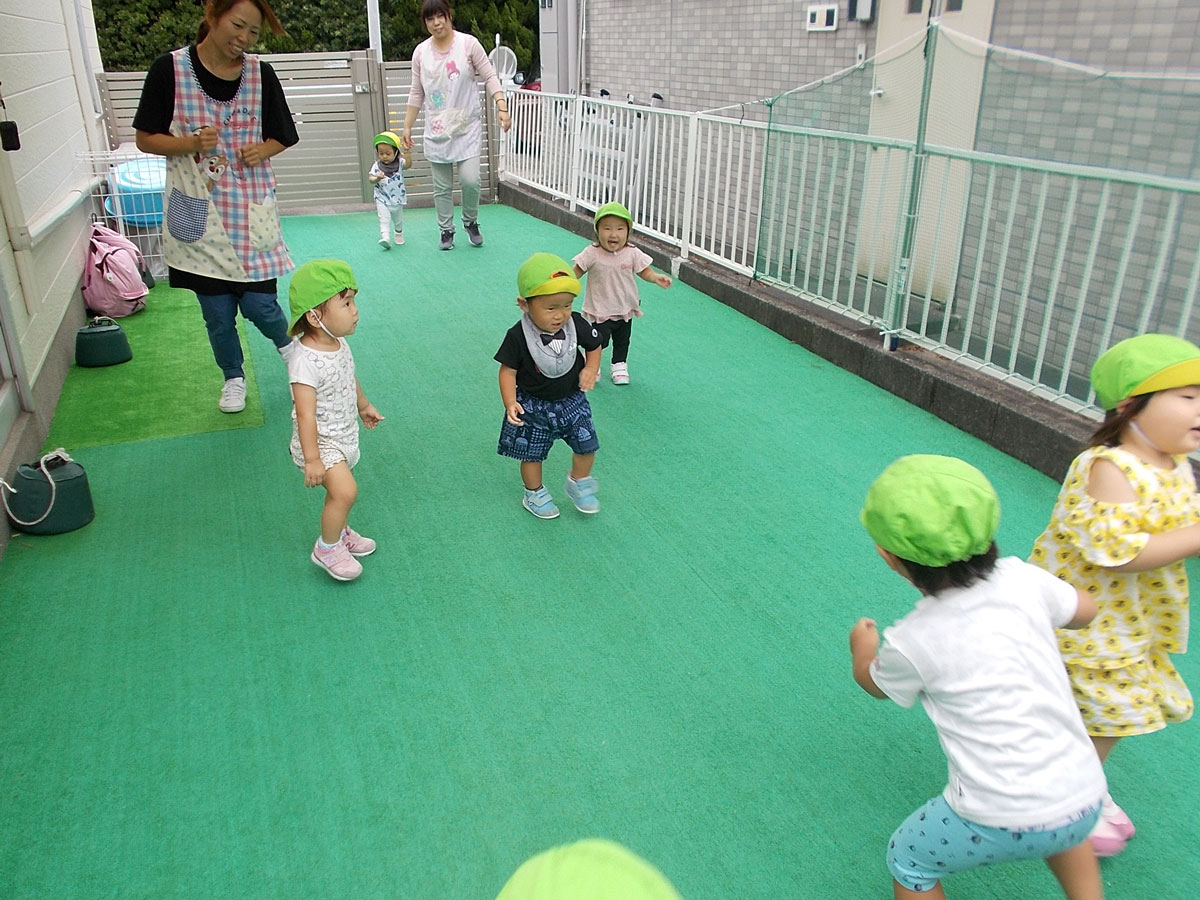 保育の様子（ひよこ・りす組園庭でかけっこヨーイドン！）