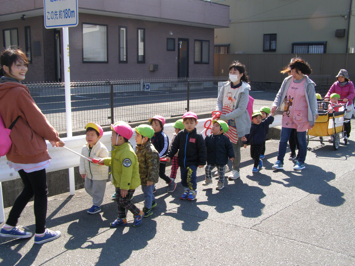 保育の様子（誘導ロープをしっかり持ってお散歩に出かけます。）