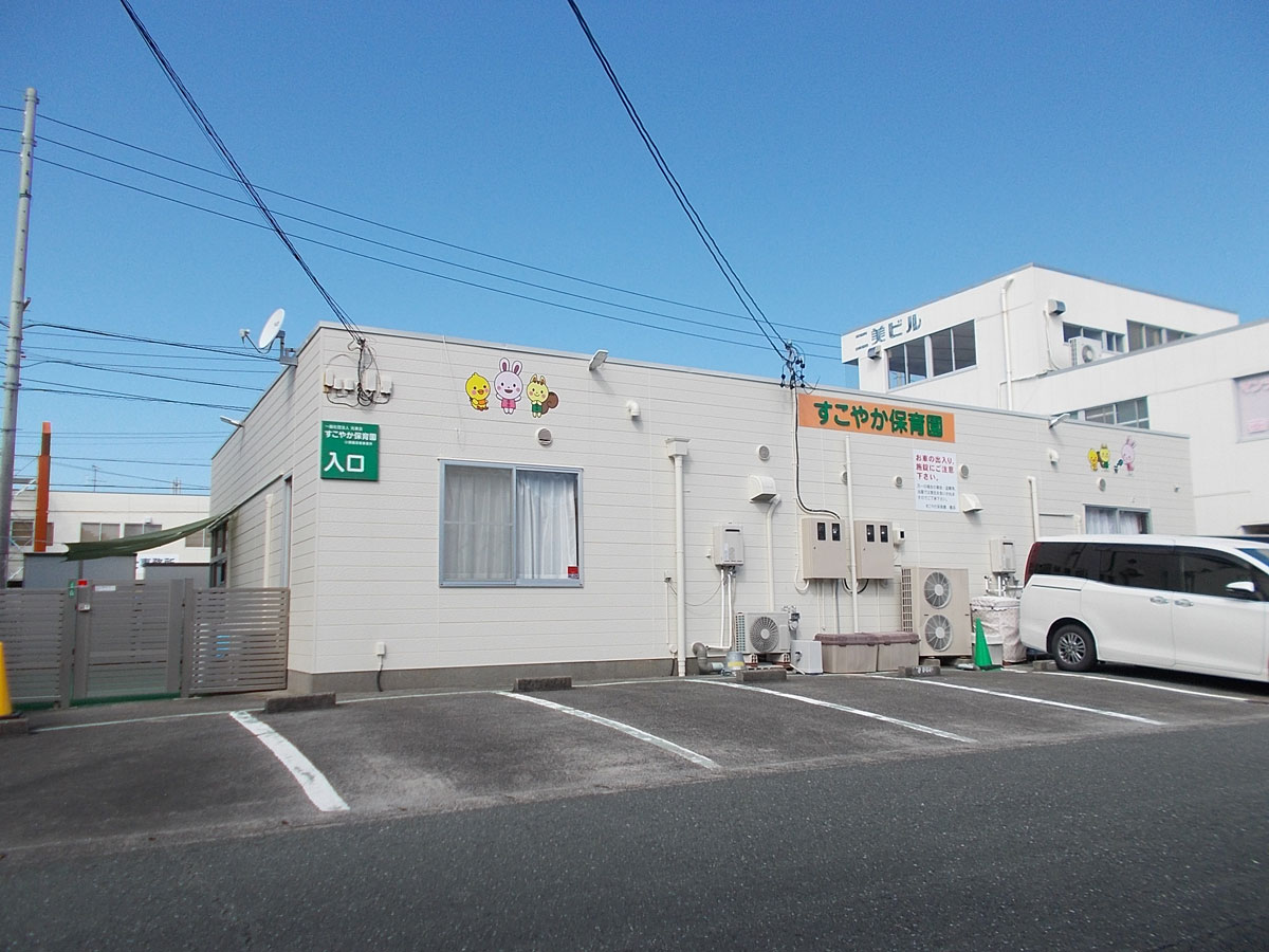 園舎東側の送迎駐車場